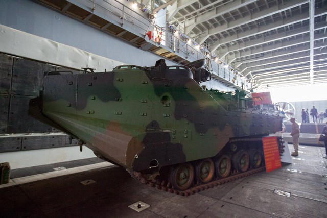Xe lội nước đổ bộ AAV-7, đây là mẫu xe đổ bộ được lính thủy đánh bộ Mỹ sử dụng phổ biến.