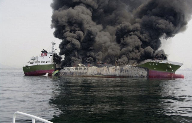 Tàu chở dầu Shoko Maru phát nổ bốc cháy ở ngoài khơi cảng Himeji, Nhật Bản.