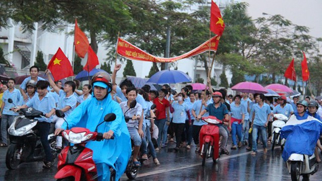 Công nhân Bình Dương diễu hành phản đối ôn hòa chiều 12/5. Ảnh: Tuổi Trẻ.