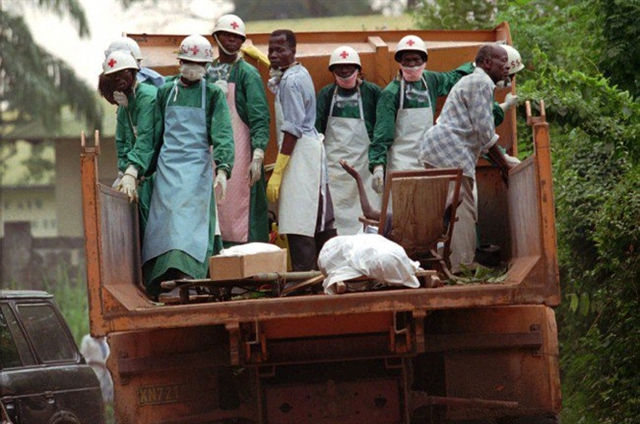 Các nhân viên làm nhiệm vụ an táng cho nạn nhân chết vì Ebola