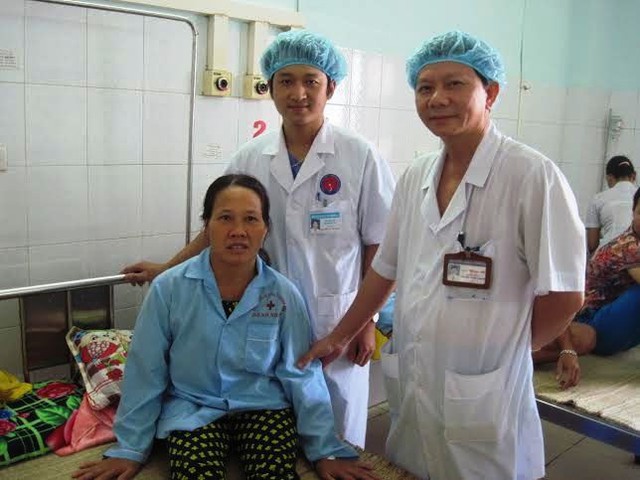 Bác sĩ Trần Văn Thiết (đứng bên phải)- người mổ thành công khối u quái cho bệnh nhân Tư