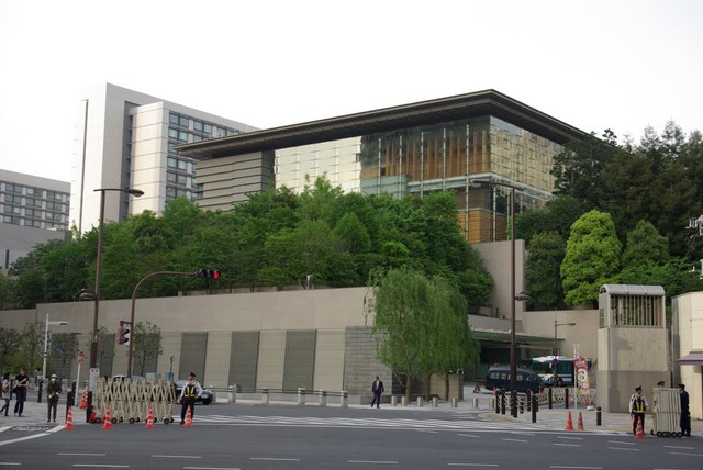 Với diện tích khoảng 25.000 m2, đây là nơi ở và làm việc chính thức của Thủ tướng Nhật, đồng thời cũng là nơi làm việc của Chánh văn phòng và phó Chánh văn phòng nội các Nhật Bản. Bên cạnh đó, dinh Thủ tướng Nhật cũng được sử dụng để tổ chức các cuộc họp nội các, tiếp đón các nhà lãnh đạo nước ngoài hay các hội nghị thượng đỉnh quan trọng. 