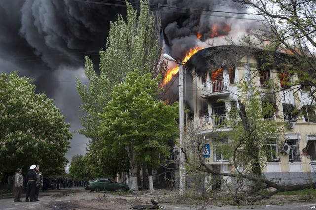 Một đồn cảnh sát bốc cháy dữ dội ở Mariupol, đông Ukraine. Đụng độ giữa quân đội chính phủ và chiến binh thân Nga ở thành phố này khiến nhiều người thiệt mạng.