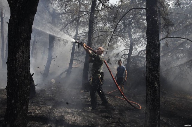 Lính cứu hỏa tham gia dập tắt một đám cháy rừng ở ngoại ô thành phố Kareas, Hi Lạp.