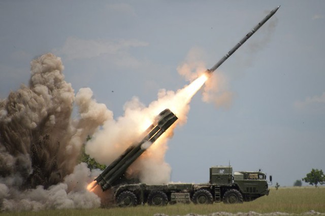 Quân đội Venezuela phóng thử tên lửa BM-30 do Nga sản xuất tại bang Apure, gần thủ đô Caracas.