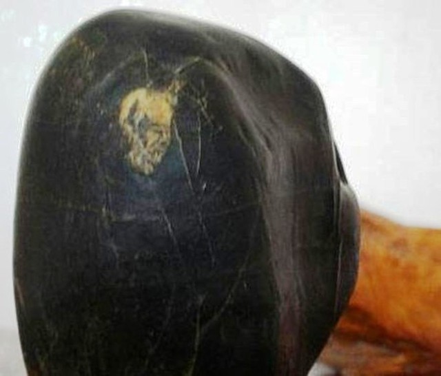 Tác phẩm đá của nghệ nhân Đoàn Giàu có chân dung Hồ Chủ tịch - tác phẩm đã bị đánh cắp.