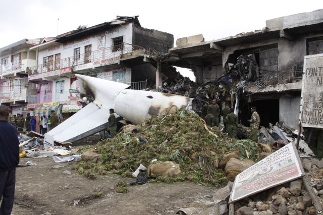 Hiện trường một chiếc máy bay vận tải Fokker 50 lao vào tòa nhà gần sân bay Kenyatta ở Nairobi, Kenya.
