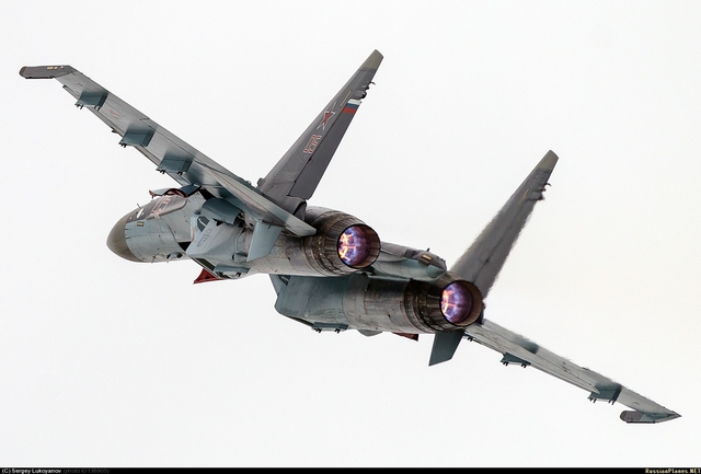 Su-35S số hiệu 05 bay trình diễn