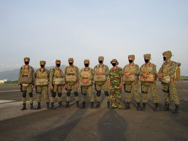 Hình ảnh các chiến sĩ đặc công dù trước giờ huấn luyện.