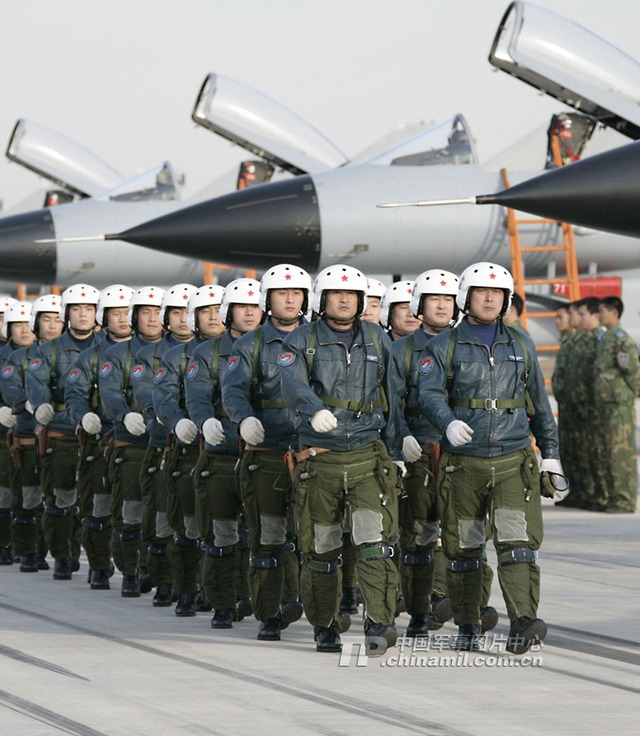 Hoàn Cầu cho rằng so với Đài Loan, các phi công Trung Quốc hiện nay được đào tạo nhiều trên các máy bay chiến đấu thế hệ 4 hơn.
