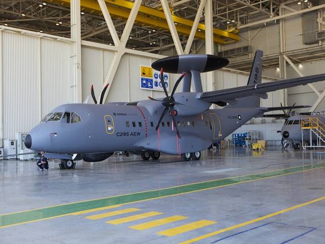 C-295 AEW dựa trên phiên bản C-295 - một máy bay vận tải tầm trung do Airbus Defence Space chế tạo, nhưng được lắp đặt thêm các hệ thống giám sát và cảnh báo sớm trên không (AWACS) được nghiên cứu và phát triển bởi công ty Elta Systems thuộc tập đoàn công nghiệp quốc phòng Aerospace Industries (IAI) của Israel.