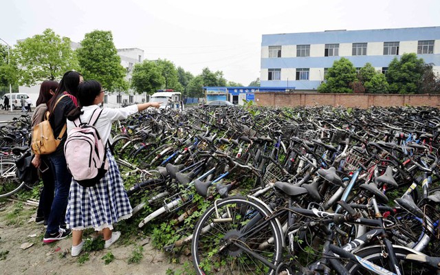 Hàng trăm xe đạp vô chủ tại ‘nghĩa trang’ xe đạp tại trường đại học Tứ Xuyên ở Thành Đô, Trung Quốc.
