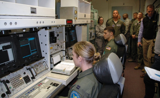 Thiết bị mô phỏng điều khiển phóng tên lửa hạt nhân tại căn cứ Không quân F.E Warren, chuyên dùng để huấn luyện các sĩ quan tên lửa. Ảnh được chụp trong chuyến thăm của ông Hagel tới các cơ sở hạt nhân của Mỹ. (Nguồn ảnh: Stars and Stripes)