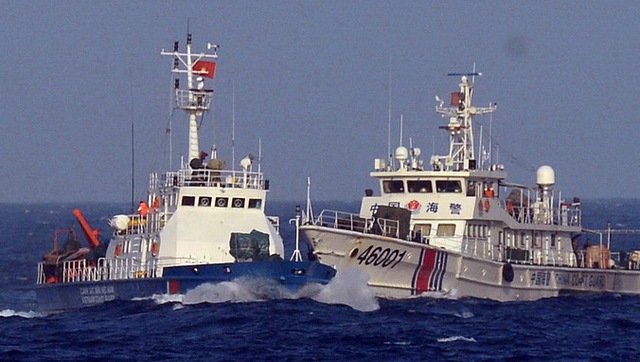 Tàu 46001 của Trung Quốc đâm thẳng vào tàu cảnh sát biển VN - Ảnh: Tuổi trẻ