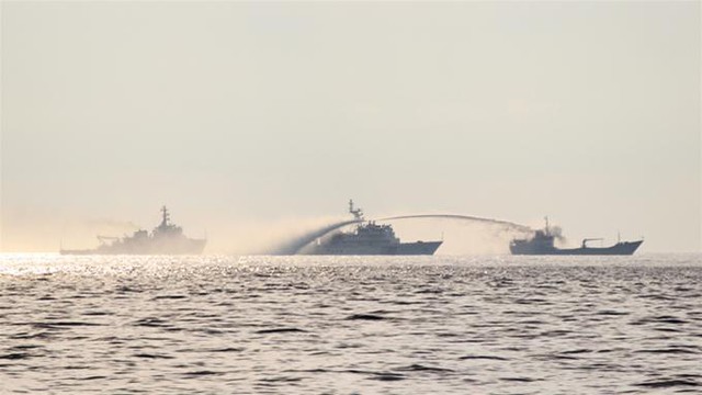Tàu Trung Quốc phun vòi rồng tấn công tàu kiểm ngư Việt Nam lúc rạng sáng 28-5. Ảnh: Tuổi trẻ