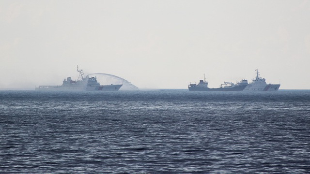 Tàu Trung Quốc phun vòi rồng tấn công tàu kiểm ngư Việt Nam lúc rạng sáng 28-5. Ảnh: Tuổi trẻ