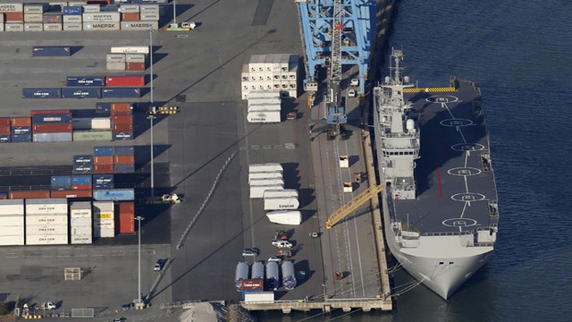 An aerial view shows the Mistral-class helicopter carrier Vladivostok constructed for Russia at the STX Les Chantiers de lAtlantique shipyard site in the port of Montoir-de-Bretagne near Saint Nazaire, western France, September 22, 2014. (Reuters/Stephane Mahe)