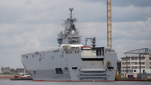 The Mistral-class helicopter carrier Vladivostok is seen at the STX Les Chantiers de lAtlantique shipyard site in Saint-Nazaire, western France (Reuters / Stephane Mahe) 