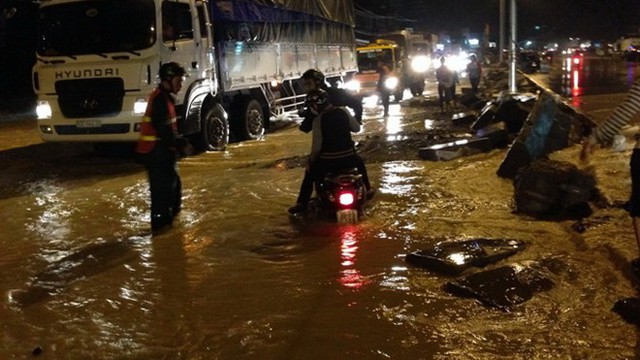 Khuya 31/8 và rạng sáng 1/9, mưa lớn kéo dài, hàng trăm hộ dân và người đi đường trên quốc lộ 51 (đoạn P.Long Bình Tân, TP Biên Hòa, Đồng Nai) phải bì bõm lội do khu vực này chìm trong 