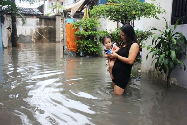 Mưa cuối mùa, dân Sài Gòn vẫn lội nước trên đầu gối