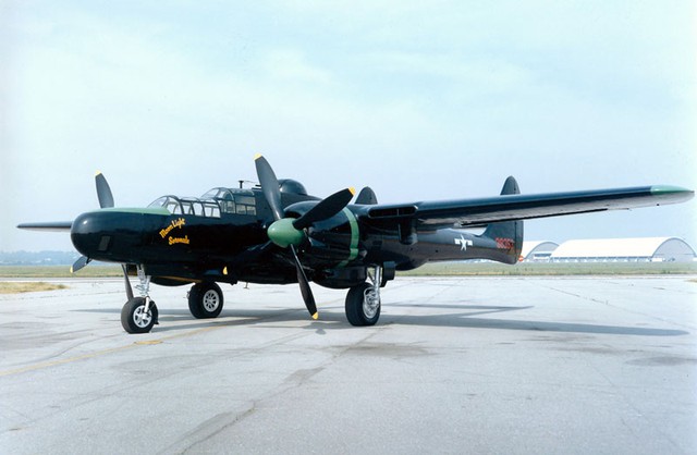 Chiếc Northrop P-61 Black Widow (Góa phụ đen) là một kiểu máy bay cánh đơn hai động cơ toàn kim loại.