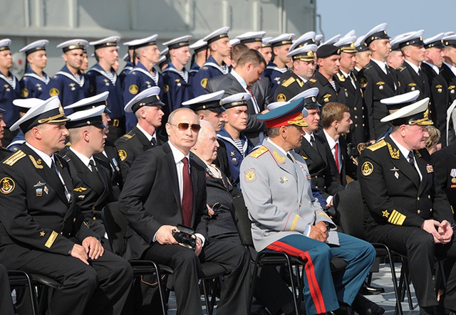 Tổng thống Nga Vladimir Putin trên boong tàu sân bay Admiral Kuznetsov,  quan sát lễ diễu hành và màn trình diễn của các tàu chiến thuộc Hạm đội phương Bắc.