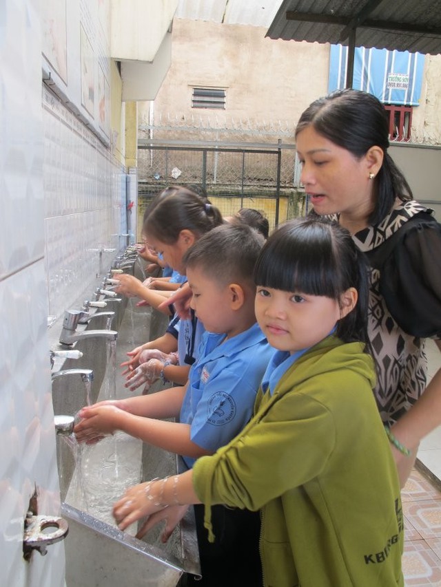 Học sinh trường tiểu học Nguyễn Khuyến đang rửa tay tại Trường trong giờ ra chơi. - Ảnh: Thùy Dương