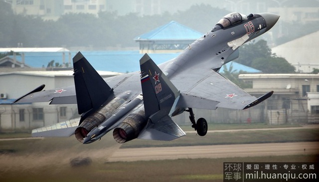 Su-35 trình diễn tại triển lãm hàng không Chu Hải