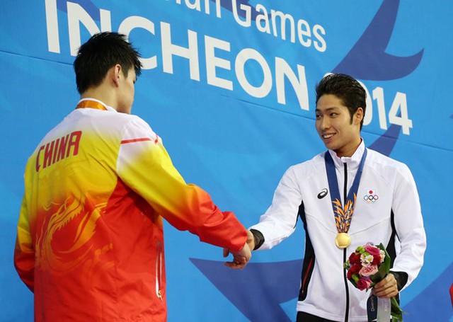 Hagino bắt tay Sun Yang sau khi giành chiến thắng ở cự li 200m tự do 