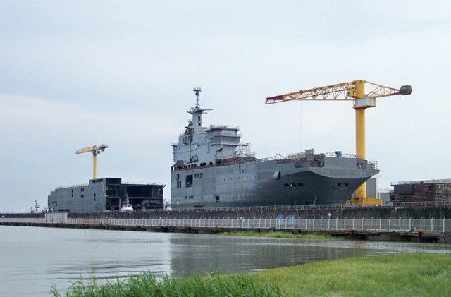Phần “đầu, đuôi” tàu Mistral đầu tiên cho Hải quân Nga khi đang chuẩn bị các công đoạn để đấu nối.