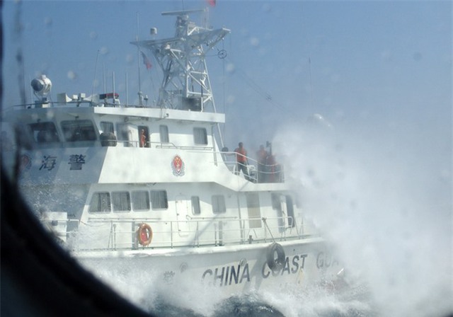 Sáng 12.5, tàu kiểm ngư Việt Nam số hiệu 763 bất ngờ bị tàu Trung Quốc tấn công. Trước khi phun nước, phía Trung Quốc ngang ngược phát loa đe dọa với nội dung yêu cầu tàu Việt Nam rút khỏi khu vực biển Trung Quốc đang khai thác, nếu không sẽ bị bắt giữ. Ảnh: Tuổi trẻ