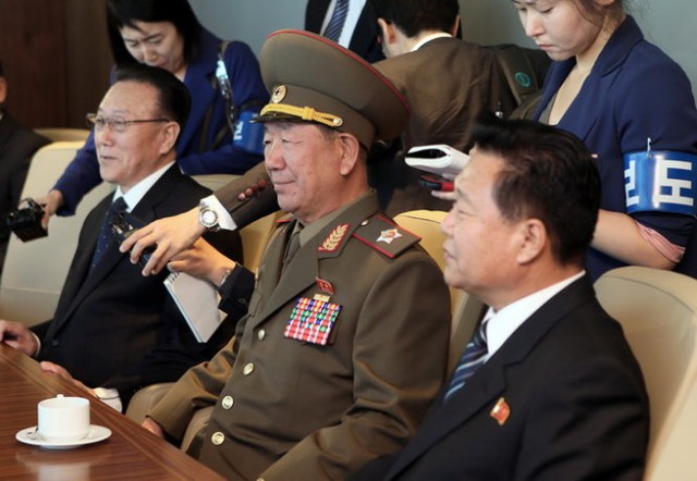 Từ trái qua: Ông Kim Yang-gon, ông Hwang Pyong-So và ông Choe Ryong-hae tại Seoul hôm nay, 4/10. Ảnh: AFP.