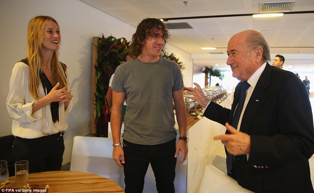 Chủ tịch FIFA - Sepp Blatter, nói chuyện với Carles Puyol và Vanessa Lorenzo