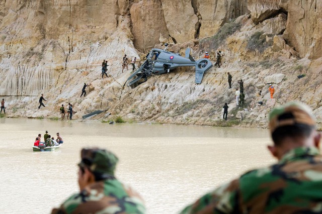 Các binh sĩ Campuchia tham gia cứu hộ xác máy bay trực thăng rơi ở ngoại ô Phnom Penh. Tai nạn khiến 4 binh sĩ Campuchia thiệt mạng.
