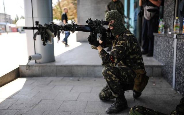 Một tay súng ly khai thân Nga bảo vệ bên ngoài nhà ga trung tâm ở thành phố Donetsk,  miền đông Ukraine.