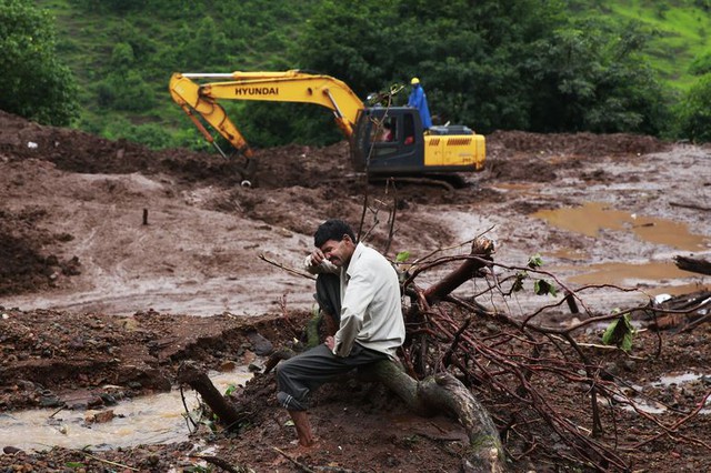 Chandrakant Zanjare ngồi khóc, sau khi ông mất 13 thân nhân trong vụ lở đất tại ngôi làng Malin, bang Maharashtra, Ấn Độ.