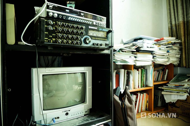 Có lẽ ít ai còn dùng những chiếc ti vi đời cũ như thế này, nhưng chiếc ti vi này vẫn được Bùi Caroon yêu thích và thường xuyên xem những chương trình truyền hình.