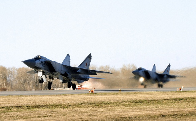 Mikoyan MiG-31 là tiêm kích đánh chặn siêu thanh. Nó có khả năng bay với tốc độ tối đa 3000 km/giờ và ở độ cao trên 20 km.