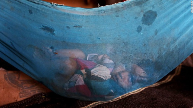 Bé gái 5 tháng tuổi ngủ trên võng trong túp lều tạm ở ngoại ô Kabul, Afghanistan.