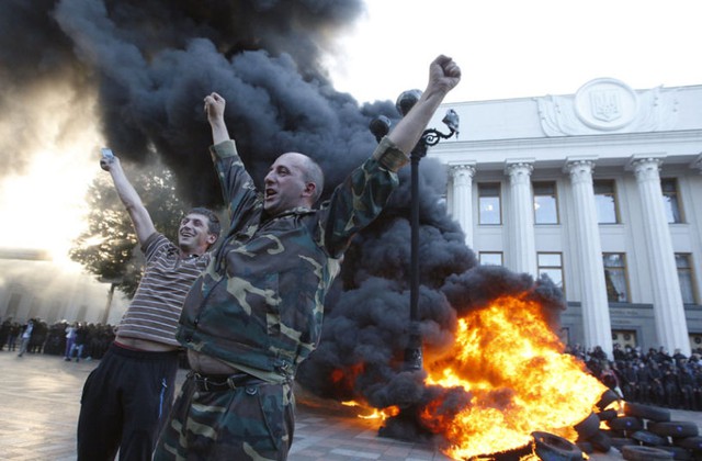 Người biểu tình đốt lốp xe bên ngoài tòa nhà quốc hội Ukraine trong cuộc đụng độ với cảnh sát ở thủ đô Kiev.