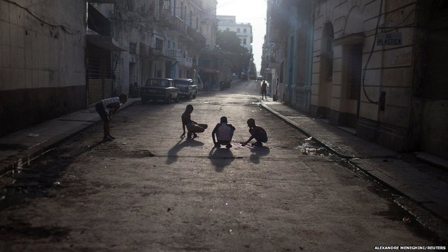 Trẻ em chơi bi trên đường phố ở thủ đô Havana, Cuba.