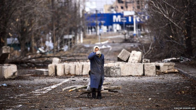 Một phụ nữ kéo xe chở củi trên đường phố gần sân bay Donetsk, miền đông Ukraine.