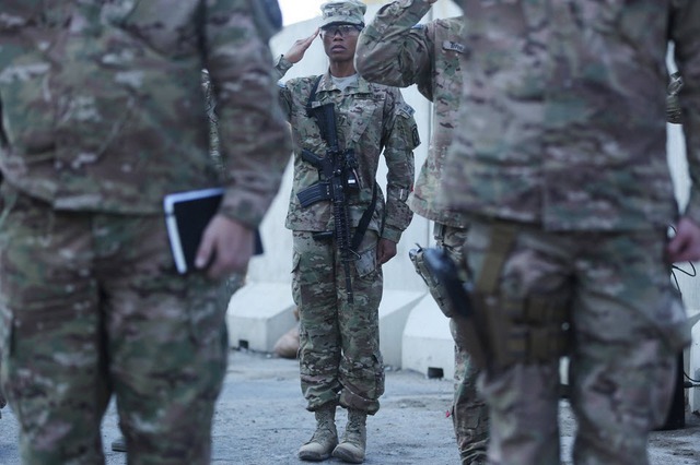 Quân nhân Mỹ trong buổi lễ cuối cùng kết thúc nhiệm vụ tại sân bay Bagram ở Afghanistan.