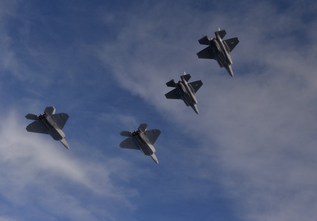 Các tiêm kích F-22 Raptor  và F-35A bay theo đội hình sau khi hoàn tất một nhiệm vụ huấn luyện phối hợp