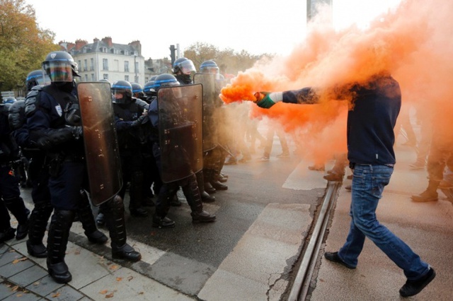 Người biểu tình chế nhạo cảnh sát bằng pháo sáng trên đường phố ở Nantes, Pháp.