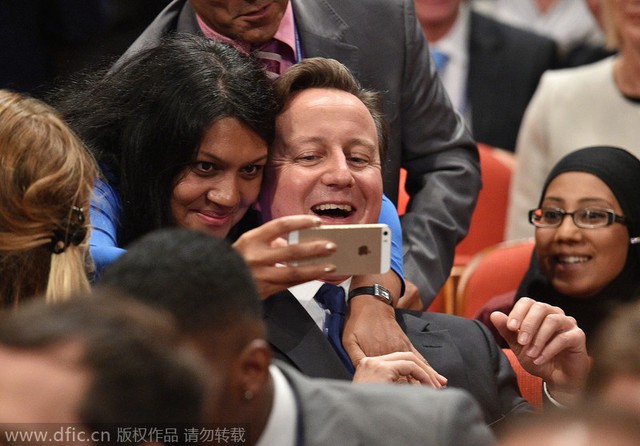 30/9/2014, Thủ tướng Anh David Cameron tham dự đại hội đảng Bảo thủ 2014 tại Birmingham. Trong ảnh, ông Cameron tự sướng cùng fan nữ. Nguồn: dfic.cn