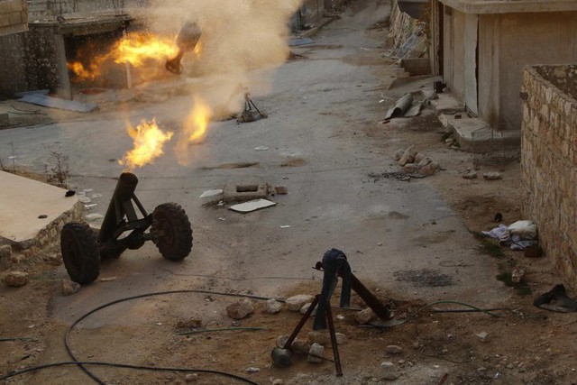 Phiến quân Syria phóng vũ khí tự chế nhằm vào quân đội chính phủ ở thành phố Aleppo.