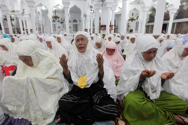 Người dân tập trung ở đền Banda, Indonesia để cầu nguyện cho các nạn nhân thiệt mạng trong thảm họa sóng thần cách đây 10 năm tại tỉnh Aceh.