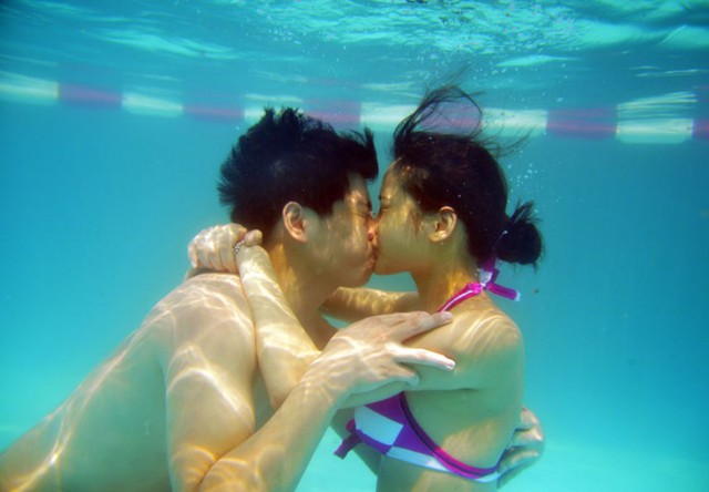 20 cặp đôi tham gia cuộc thi hôn dưới nước tại một công viên nước ở thành phố Thâm Quyến, Trung Quốc.