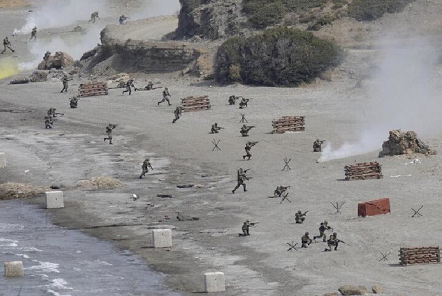 Các binh sĩ Thổ Nhĩ Kỳ tham gia cuộc tập trận Efes 2014 tại vịnh Doganbey gần thị trấn Seferihisar, Thổ Nhĩ Kỳ.